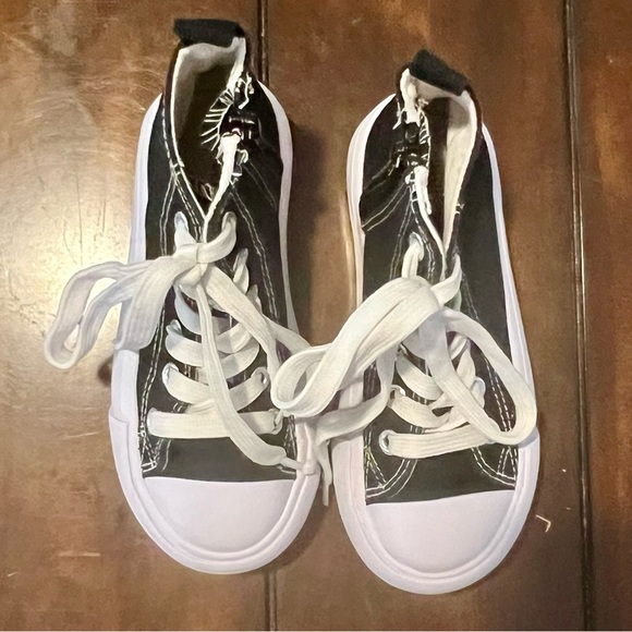 High-Top Canvas Sneakers with White Accents - Picture 8 of 8